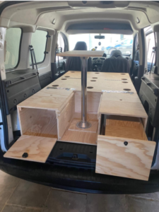 camperización kangoo abierta mesa montada